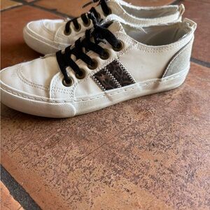 Stylish Cream Sneakers with Black Accents